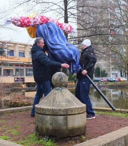Aufstellen der Masleniza-Puppe