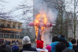 Verbrennen der Masleniza Puppe